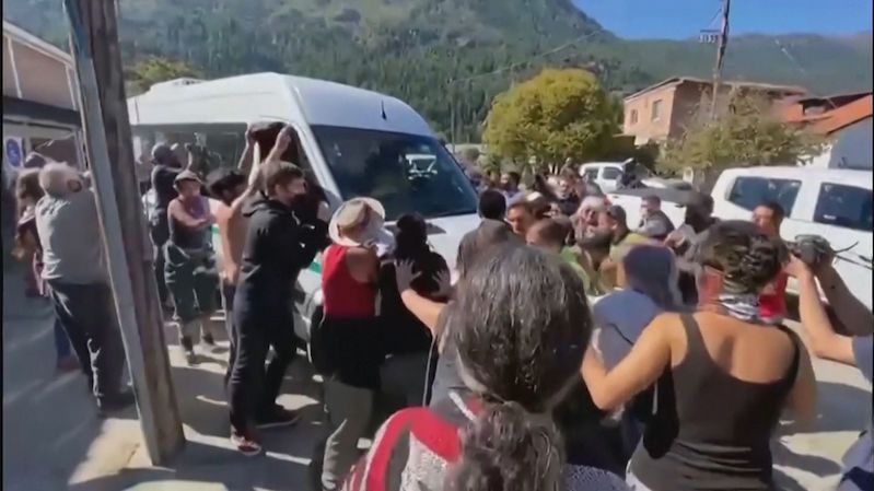 Rozzuření Argentinci zasypali minibus s prezidentem kamením
